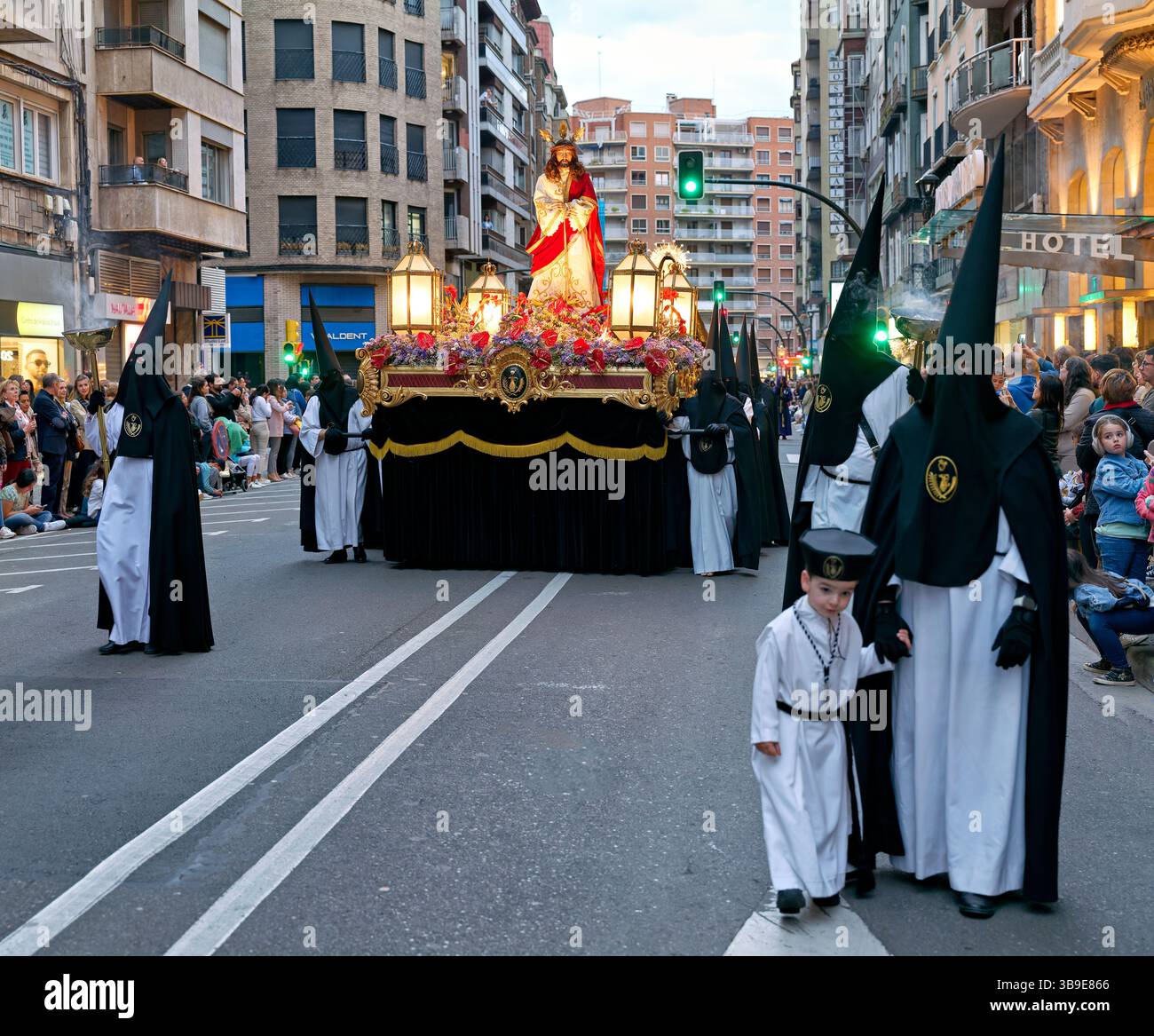 Saragossa. Saragossa. Aragonien. Spanien. Religiöse Prozession mit Kapuzenfiguren, die während der Karwoche einen Wagen tragen Stockfoto