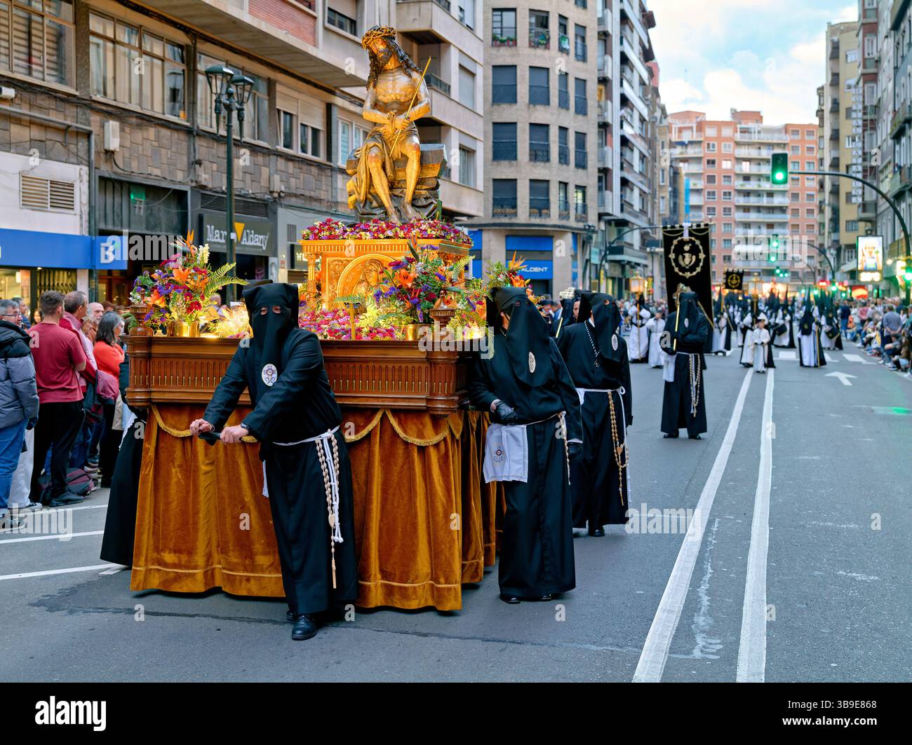 Saragossa. Saragossa. Aragonien. Spanien. Religiöse Prozession mit Kapuzenfiguren, die während der Karwoche einen Wagen tragen Stockfoto