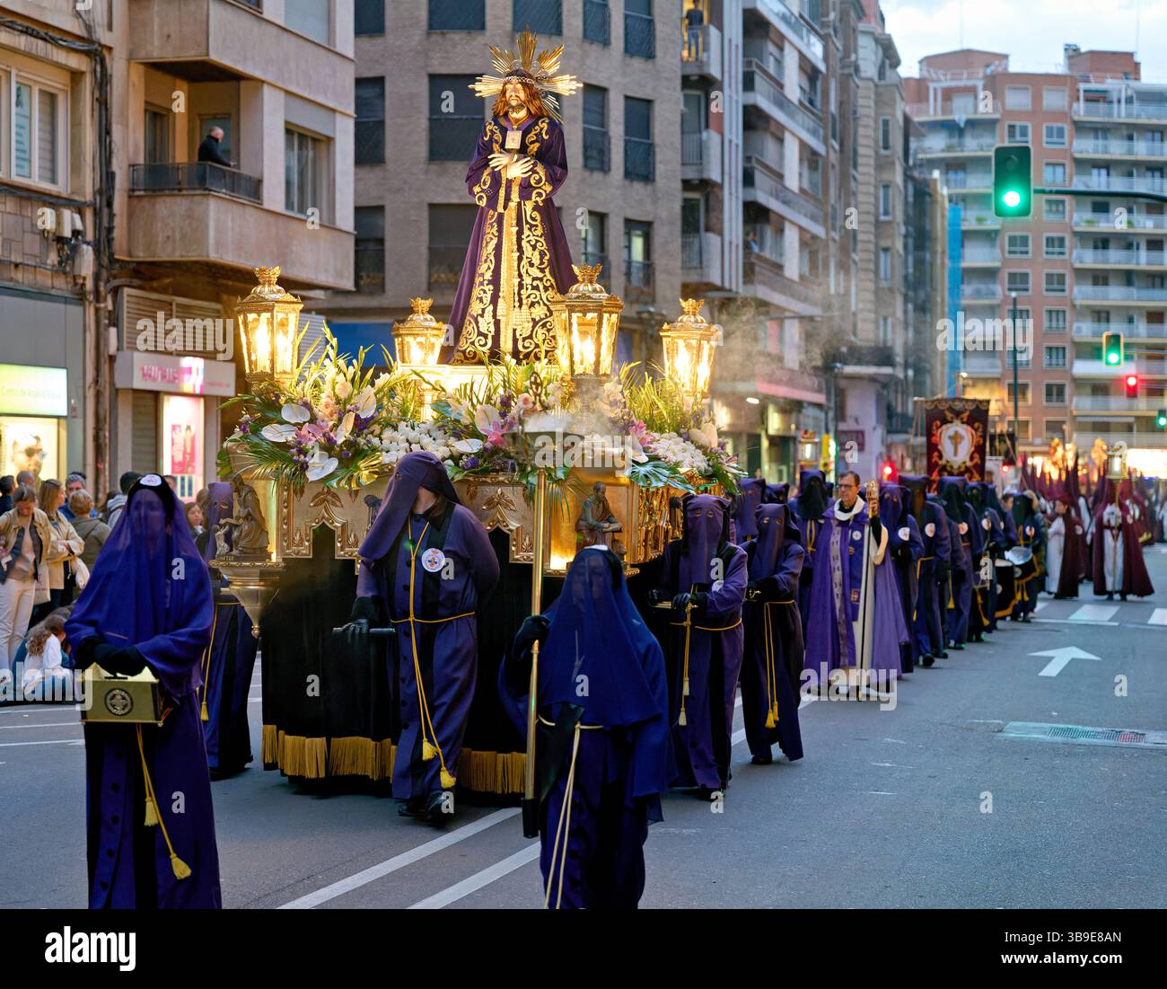 Saragossa. Saragossa. Aragonien. Spanien. Religiöse Prozession mit Kapuzenfiguren, die während der Karwoche einen Wagen tragen Stockfoto