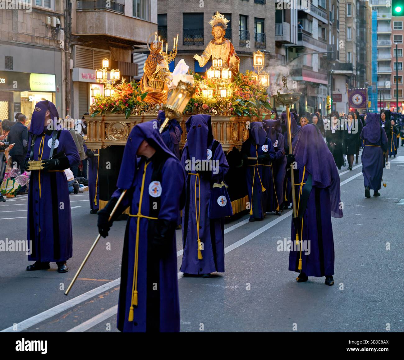 Saragossa. Saragossa. Aragonien. Spanien. Religiöse Prozession mit Kapuzenfiguren, die während der Karwoche einen Wagen tragen Stockfoto