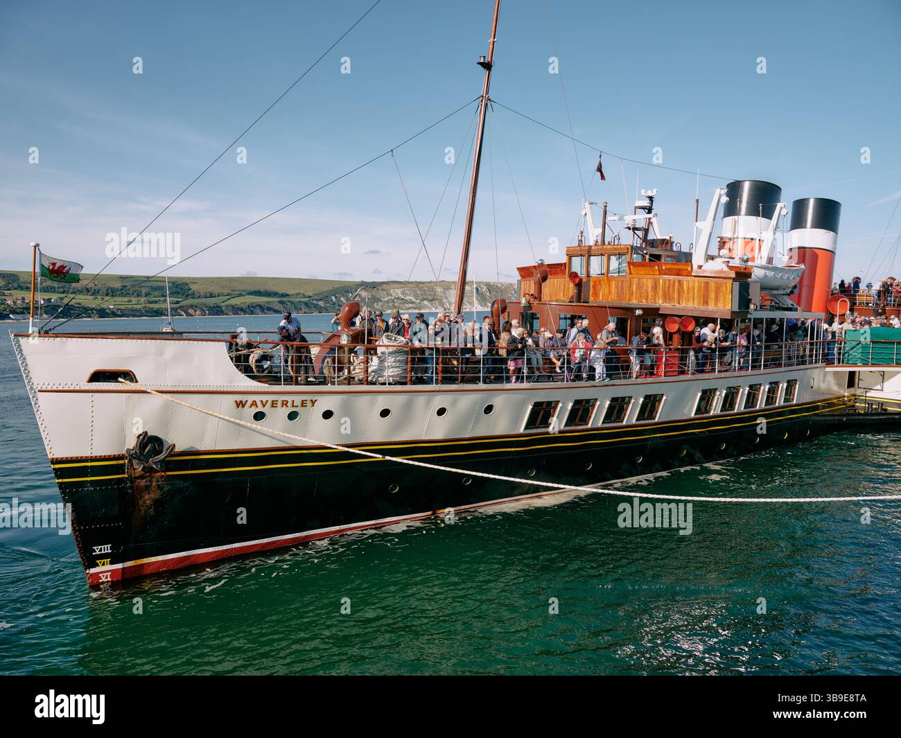 PS Waverley ist der letzte Raddampfer der Welt für Seefahrer. Erbaut im Jahr 1946 - Andocken mit Touristen in Swanage Dorset England Großbritannien Stockfoto