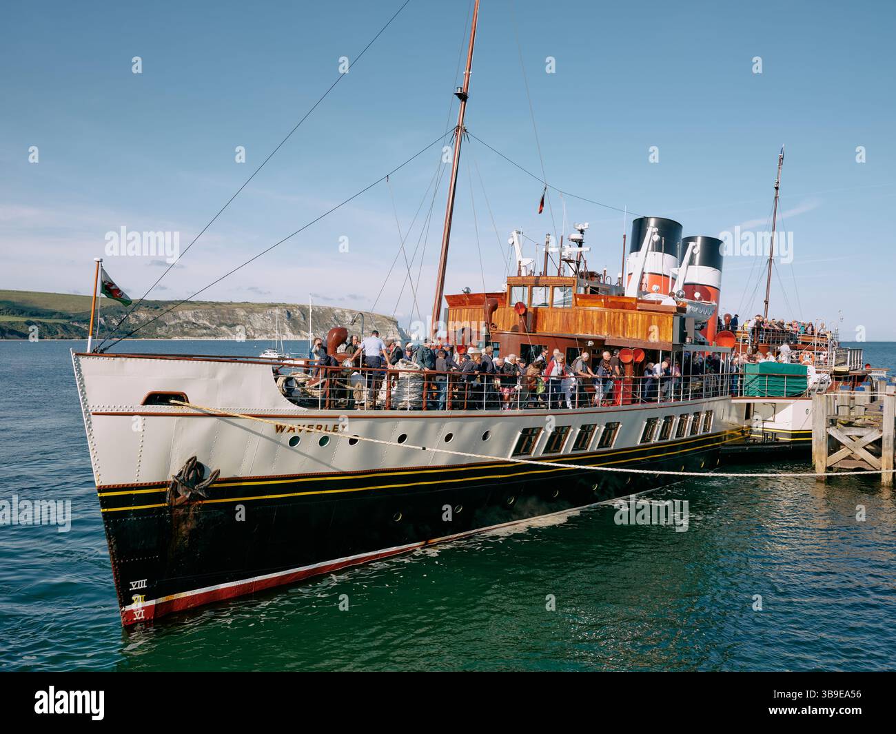 PS Waverley ist der letzte Raddampfer der Welt für Seefahrer. Erbaut im Jahr 1946 - Andocken mit Touristen in Swanage Dorset England Großbritannien Stockfoto
