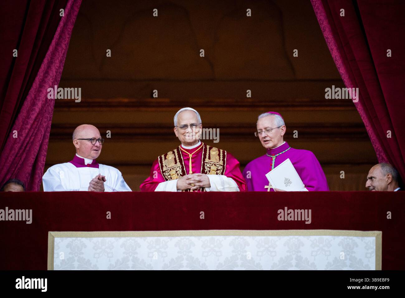 Der neu gewählte Papst Leo XIV. (Kardinal Robert Franziskus Prevost) erscheint am 07. Mai 2025 auf dem Balkon des Petersdoms im Vatikan. Stockfoto