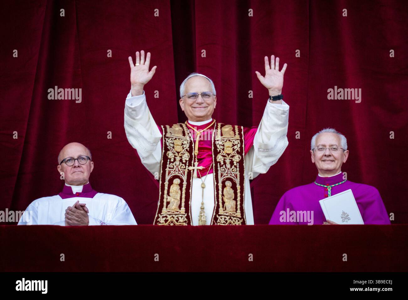Der neu gewählte Papst Leo XIV. (Kardinal Robert Franziskus Prevost) erscheint am 07. Mai 2025 auf dem Balkon des Petersdoms im Vatikan. Stockfoto