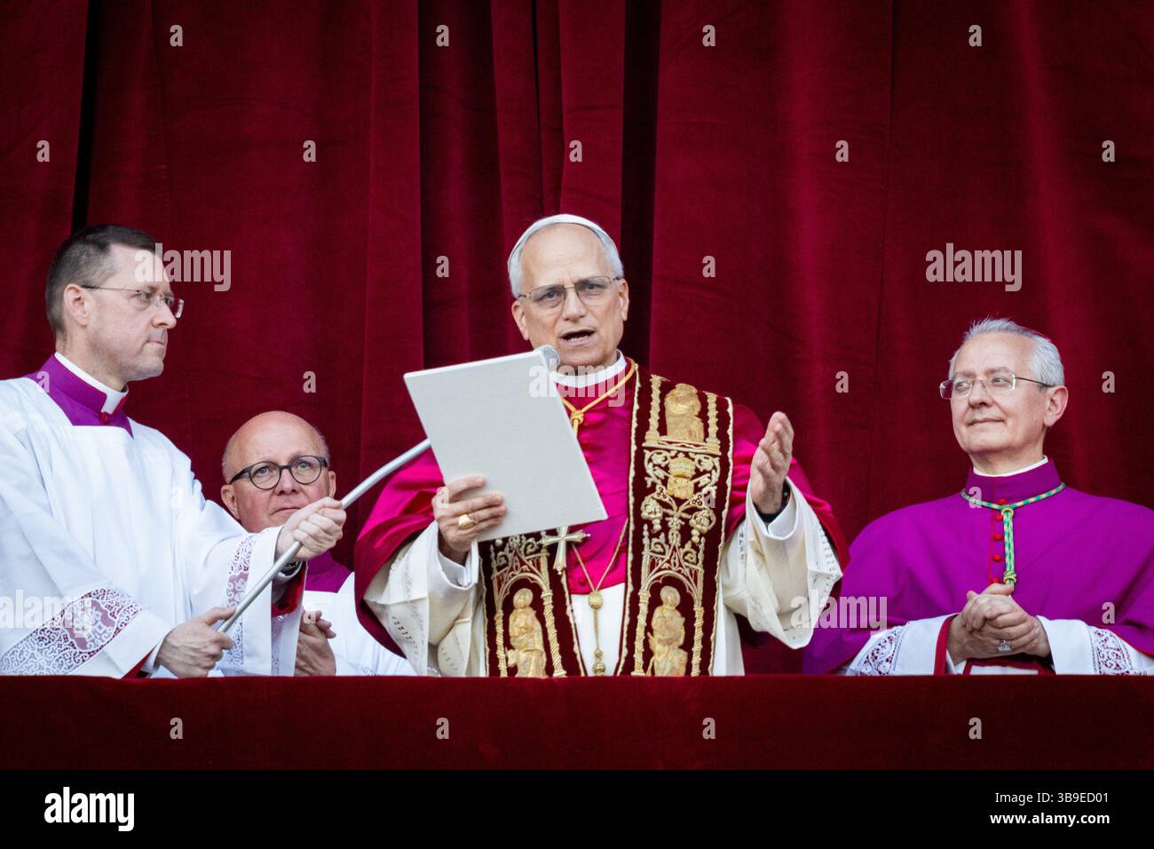 Der neu gewählte Papst Leo XIV. (Kardinal Robert Franziskus Prevost) erscheint am 07. Mai 2025 auf dem Balkon des Petersdoms im Vatikan. Stockfoto