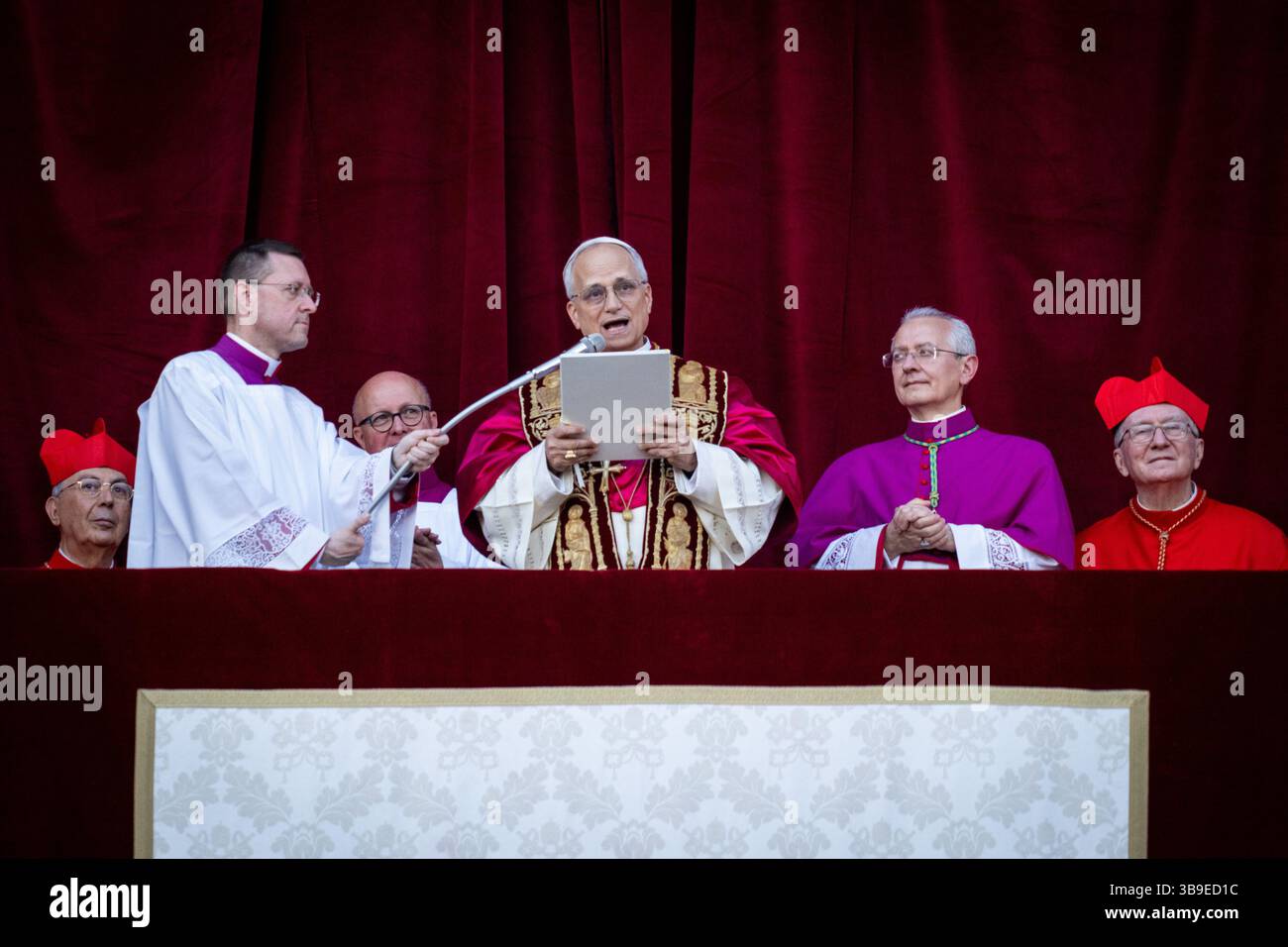 Der neu gewählte Papst Leo XIV. (Kardinal Robert Franziskus Prevost) erscheint am 07. Mai 2025 auf dem Balkon des Petersdoms im Vatikan. Stockfoto