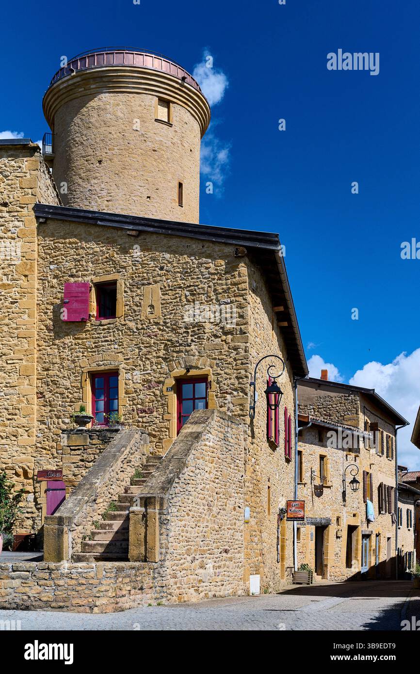 Oingt (Zentralfrankreich): Überblick über das Dorf in der Gegend von Beaujolais, bekannt für seine goldenen Steine. Village verlieh das Label „Plus beaux vil“ Stockfoto