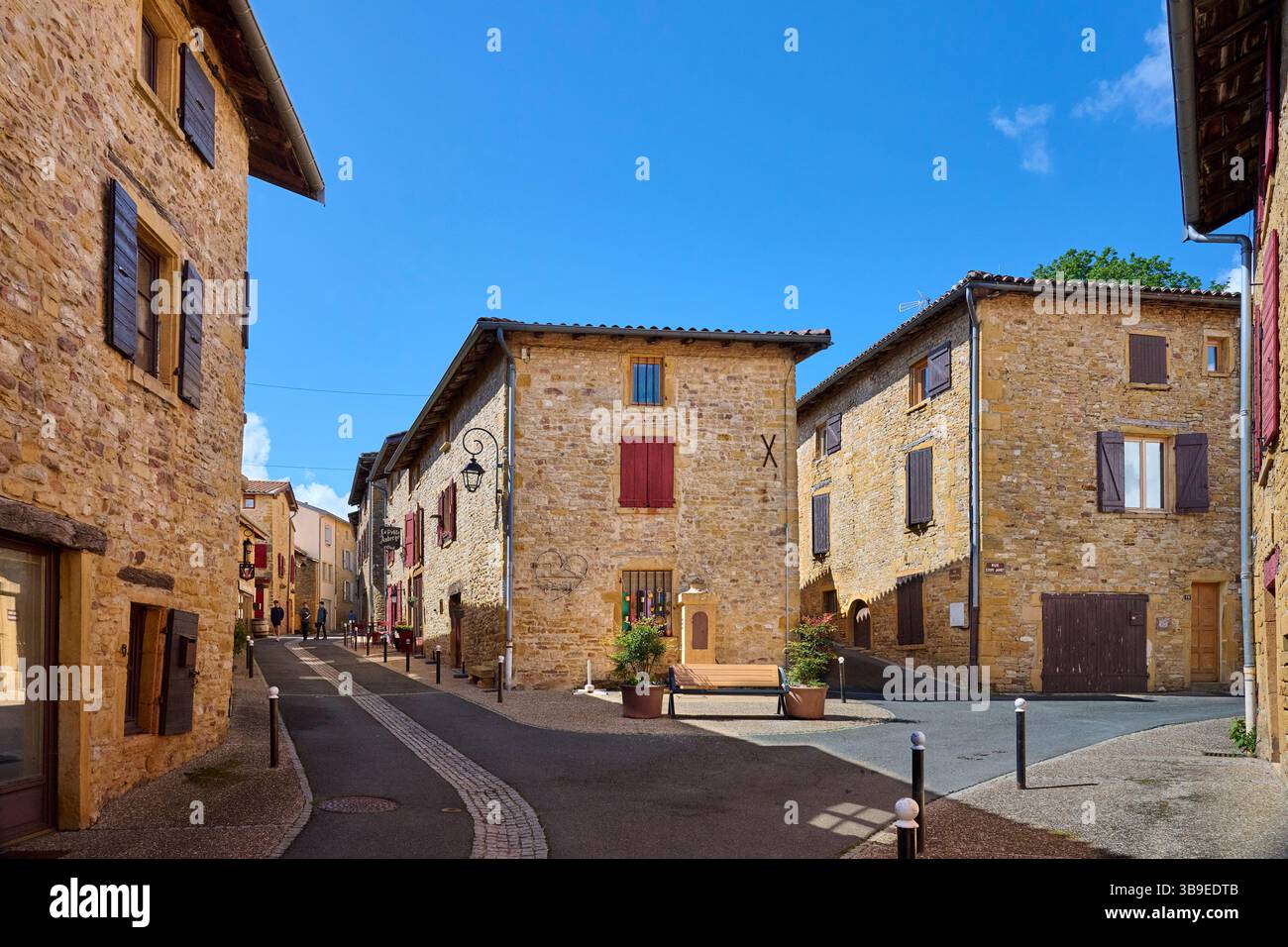 Oingt (Zentralfrankreich): Überblick über das Dorf in der Gegend von Beaujolais, bekannt für seine goldenen Steine. Village verlieh das Label „Plus beaux vil“ Stockfoto