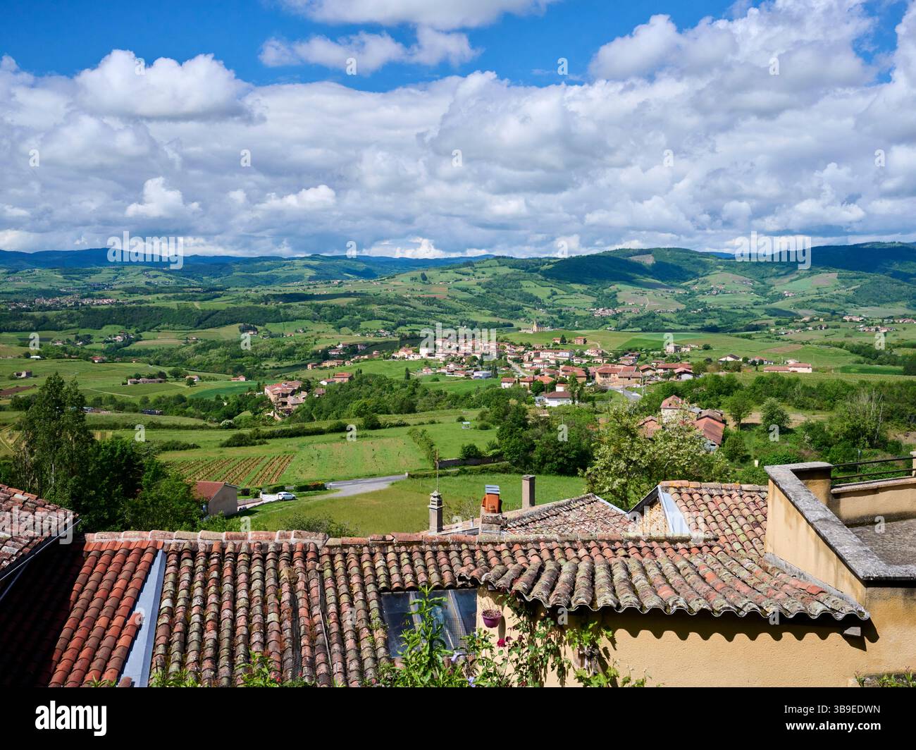 Saint-Laurent-d'Oingt (im Osten Frankreichs): Überblick über das Dorf in der Gegend von Beaujolais, bekannt für seine goldenen Steine Stockfoto