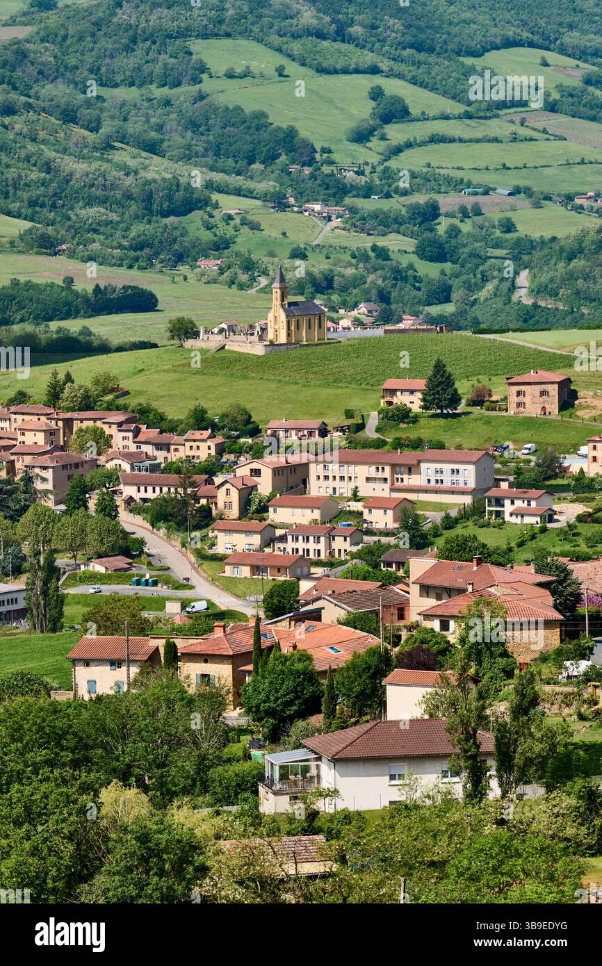 Saint-Laurent-d'Oingt (im Osten Frankreichs): Überblick über das Dorf in der Gegend von Beaujolais, bekannt für seine goldenen Steine Stockfoto