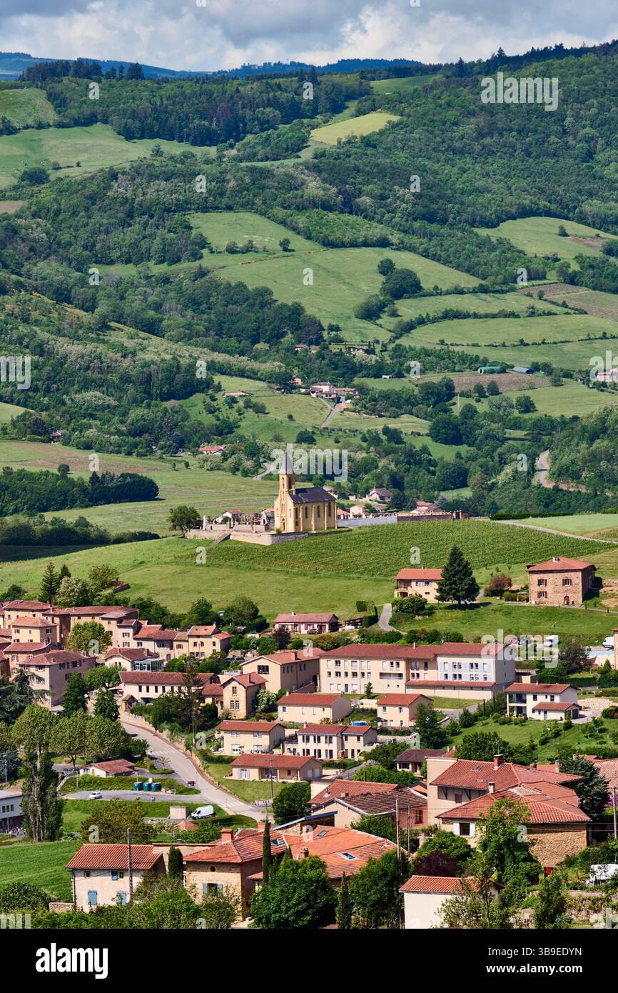 Saint-Laurent-d'Oingt (im Osten Frankreichs): Überblick über das Dorf in der Gegend von Beaujolais, bekannt für seine goldenen Steine Stockfoto