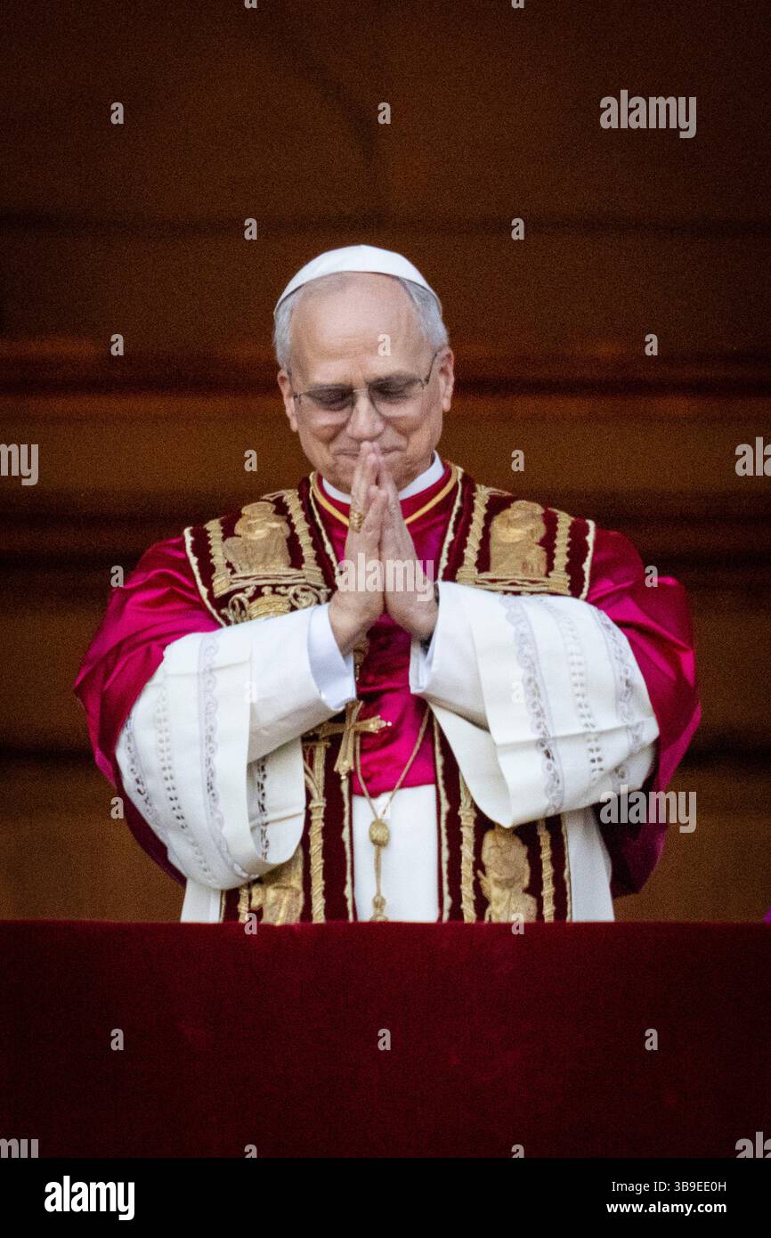 Der neu gewählte Papst Leo XIV. (Kardinal Robert Franziskus Prevost) erscheint am 07. Mai 2025 auf dem Balkon des Petersdoms im Vatikan. Stockfoto