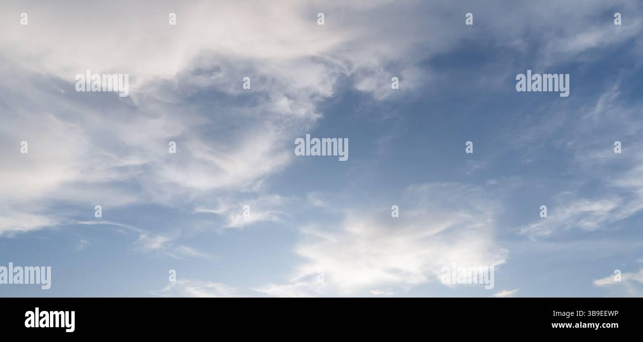 Niedriger Winkel und voller Rahmen des wunderschönen blauen Himmels mit seltsamer Form flauschiger weißer Wolken am Morgen oder Nachmittag an sonnigen Tagen Stockfoto