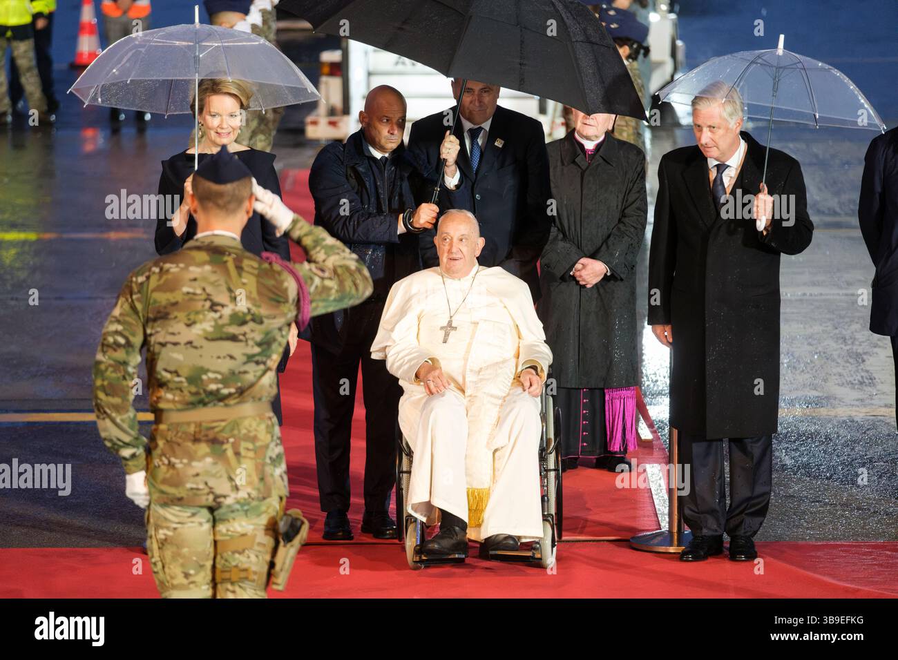 Belgien, Brüssel, 26. September 2024: Papst Franziskus kommt am Flughafen Melsbroek an. König Philippe und Königin Mathilde von Belgien sind hier, um seine willkommen zu heißen Stockfoto