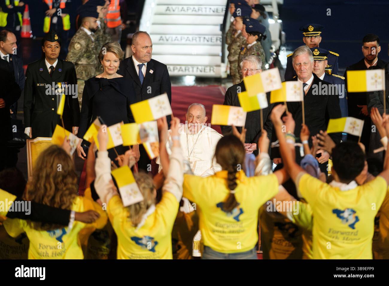 Belgien, Brüssel, 26. September 2024: Papst Franziskus kommt am Flughafen Melsbroek an. König Philippe und Königin Mathilde von Belgien sind hier, um seine willkommen zu heißen Stockfoto