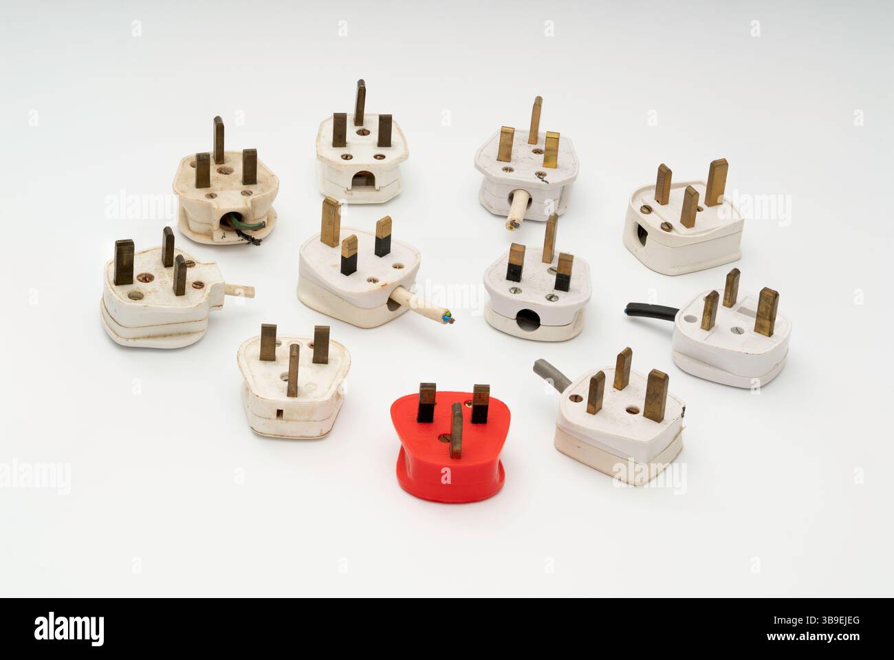 Eine Sammlung gebrauchter dreipoliger britischer Elektrostecker. Stockfoto