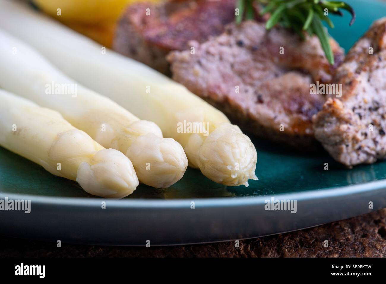 Gegrilltes Schweinefilet mit Spargel Stockfoto