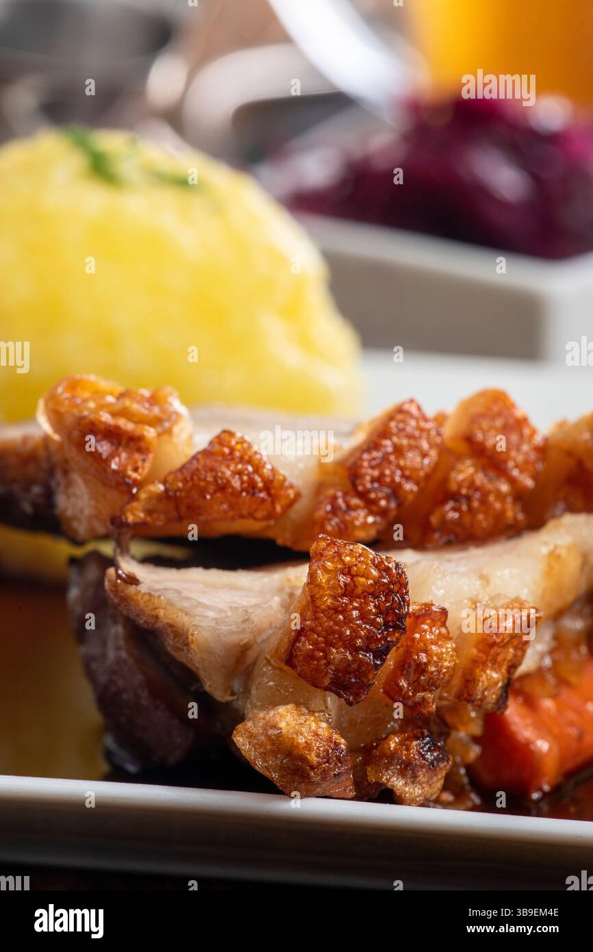 Bayerischer Schweinebraten mit Knödeln Stockfoto