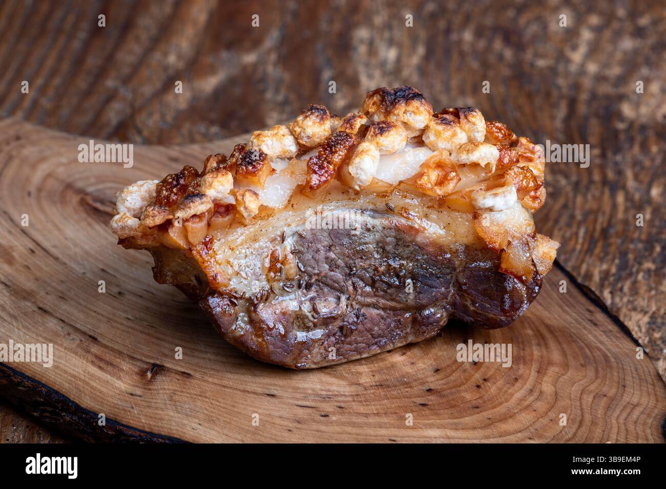 Bayerisches Schweinebraten auf Holz Stockfoto