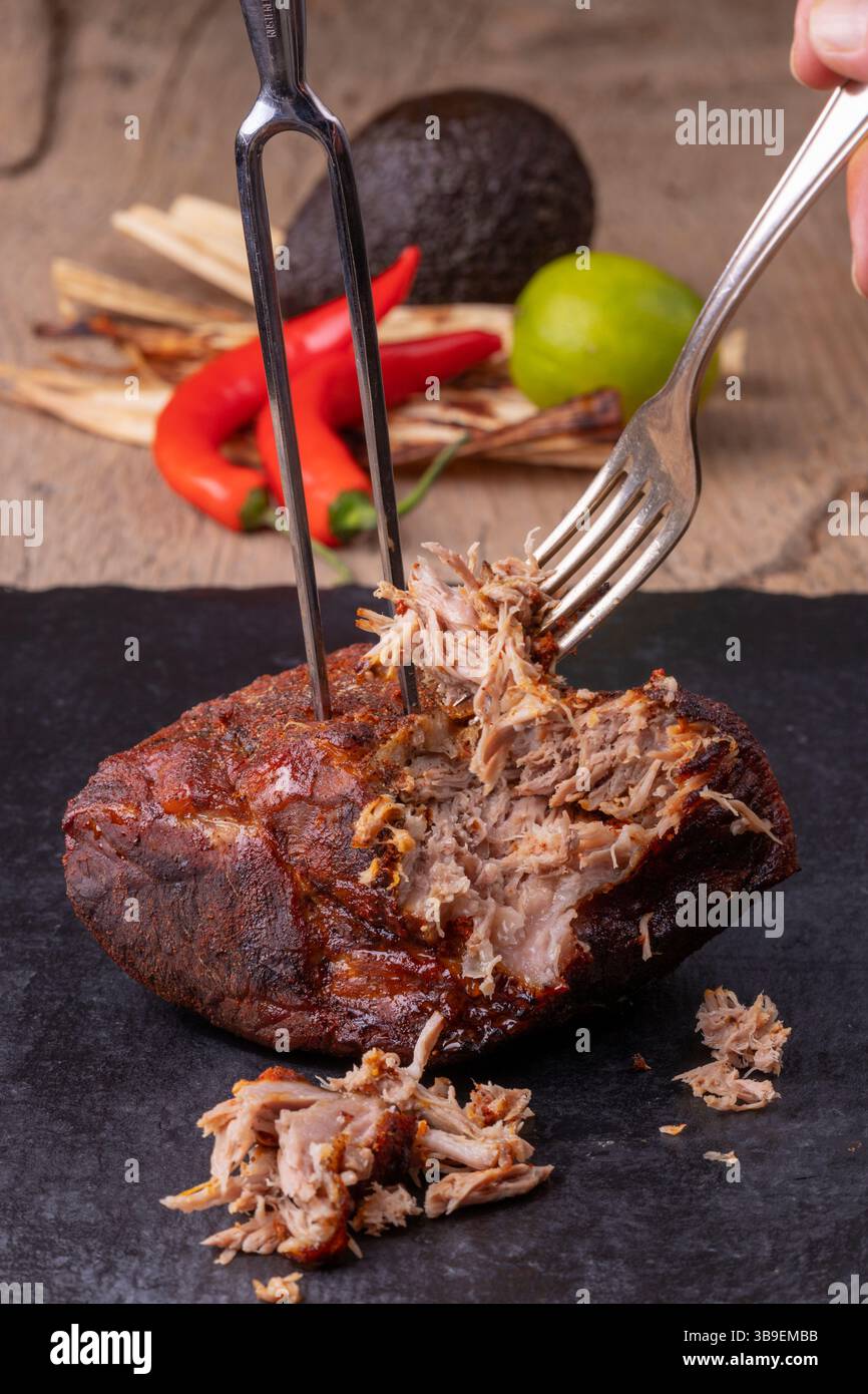 Pulled Schweinefleisch auf Schiefer Stockfoto