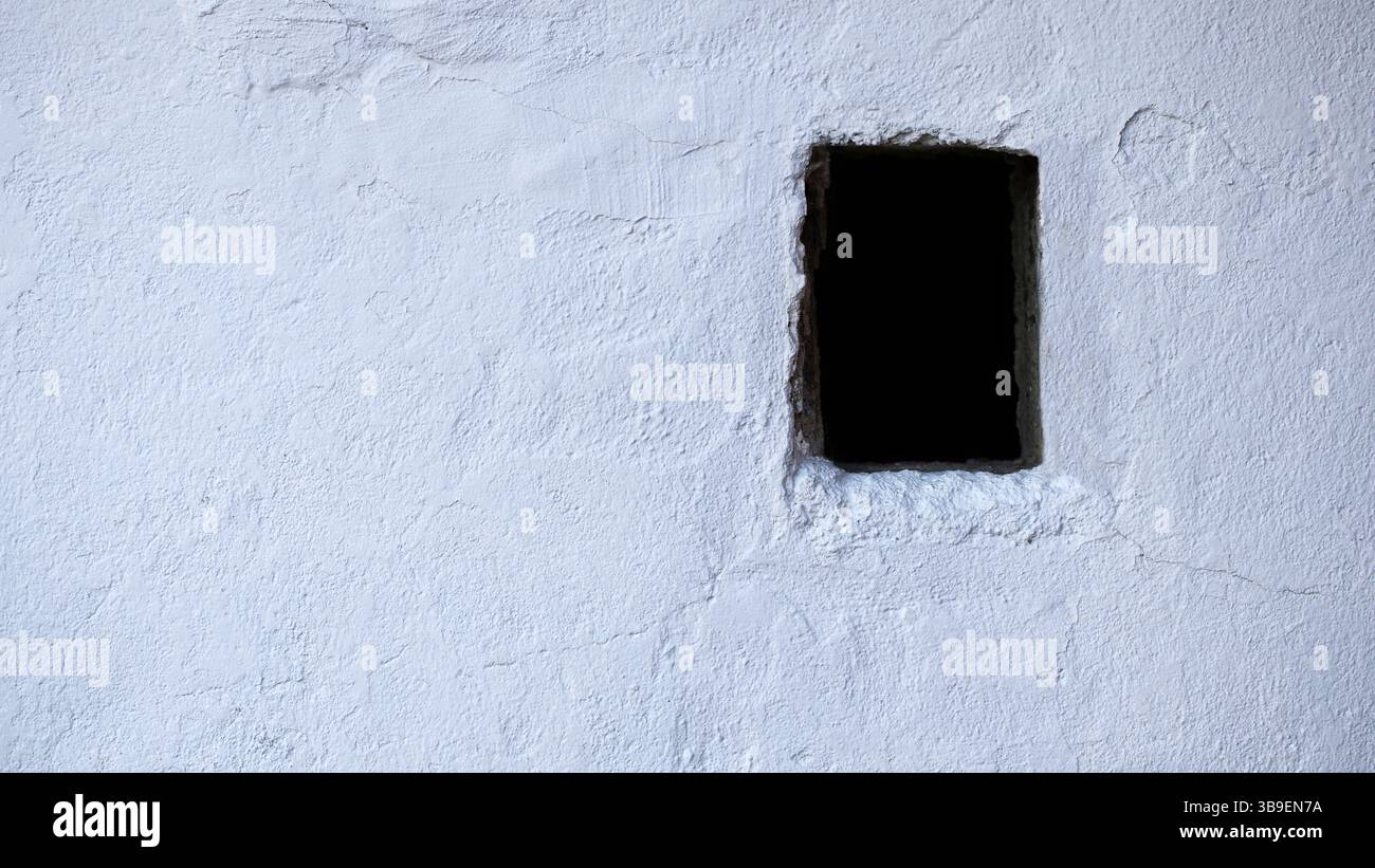 Hintergrund mit weißer Gipswand und einem kleinen Fenster Stockfoto Hintergrund mit weißer Gipswand und einem kleinen Fenster Stockfoto