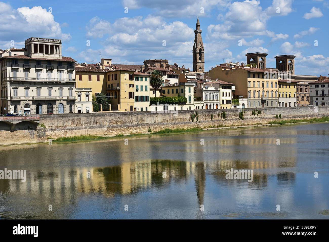 Florenz, Blick über den Fluss Arno zu den Türmen von Santa Croce und der Biblioteca Nazionale Centrale di Firenze Stockfoto
