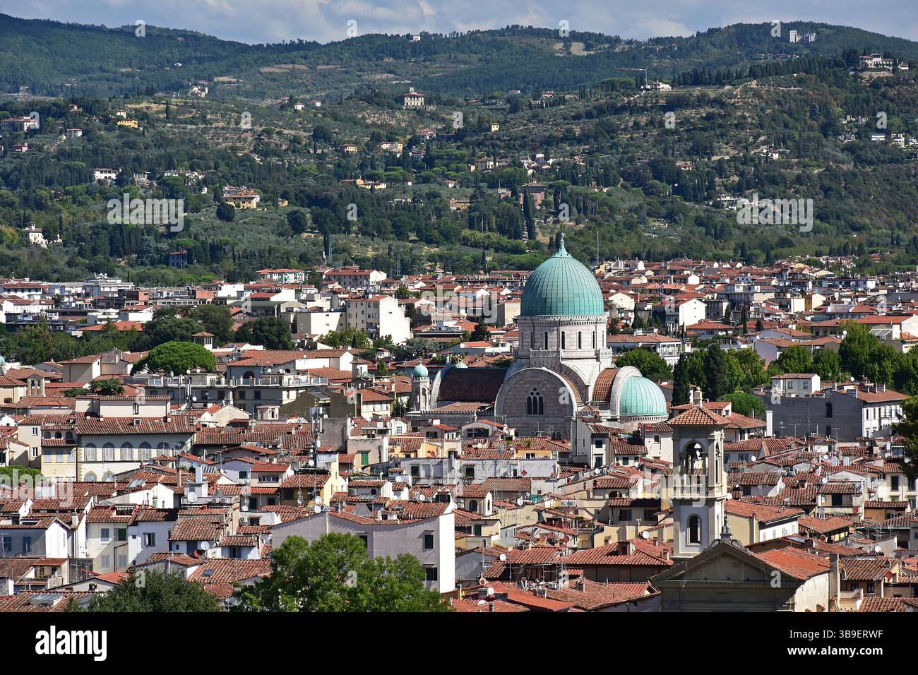 Die Kuppel der Großen Synagoge thront über den Dächern von Florenz, Italien Stockfoto