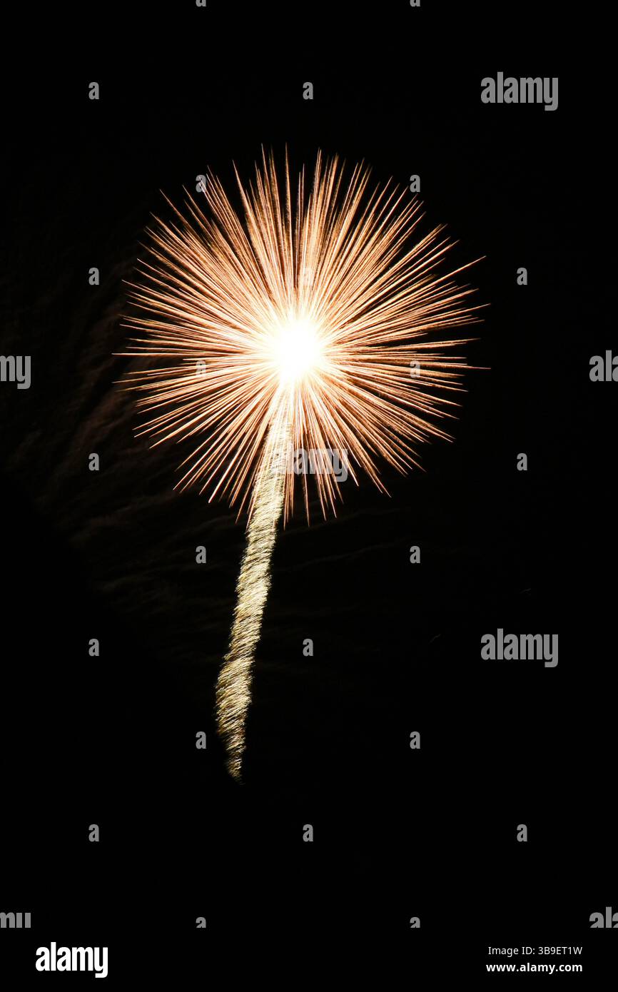 Eine Feuerwerksrakete schwebt in den Himmel Stockfoto