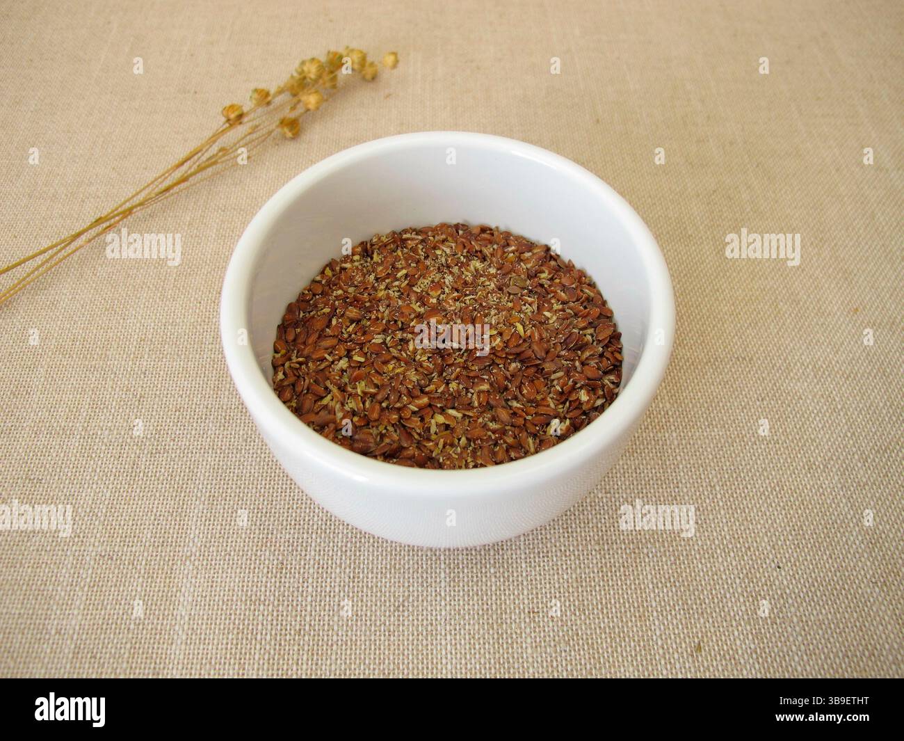 Eine Schüssel mit grob gemahlenen braunen Leinsamen Stockfoto