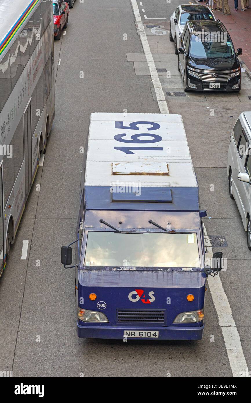 Hongkong, China - 29. April 2017: Luftaufnahme des Geldtransportfahrzeugs British Security Company G4S in der Straße im Stadtzentrum. Stockfoto
