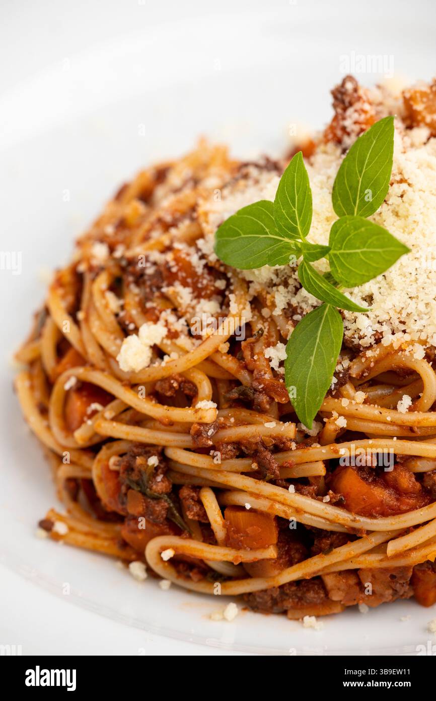 Spaghetti mit Bolognaise-Sauce auf Weiß Stockfoto