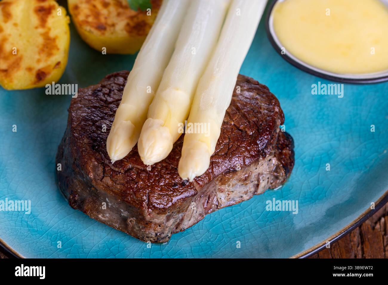 Spargel mit Kartoffeln und einem Steak Stockfoto