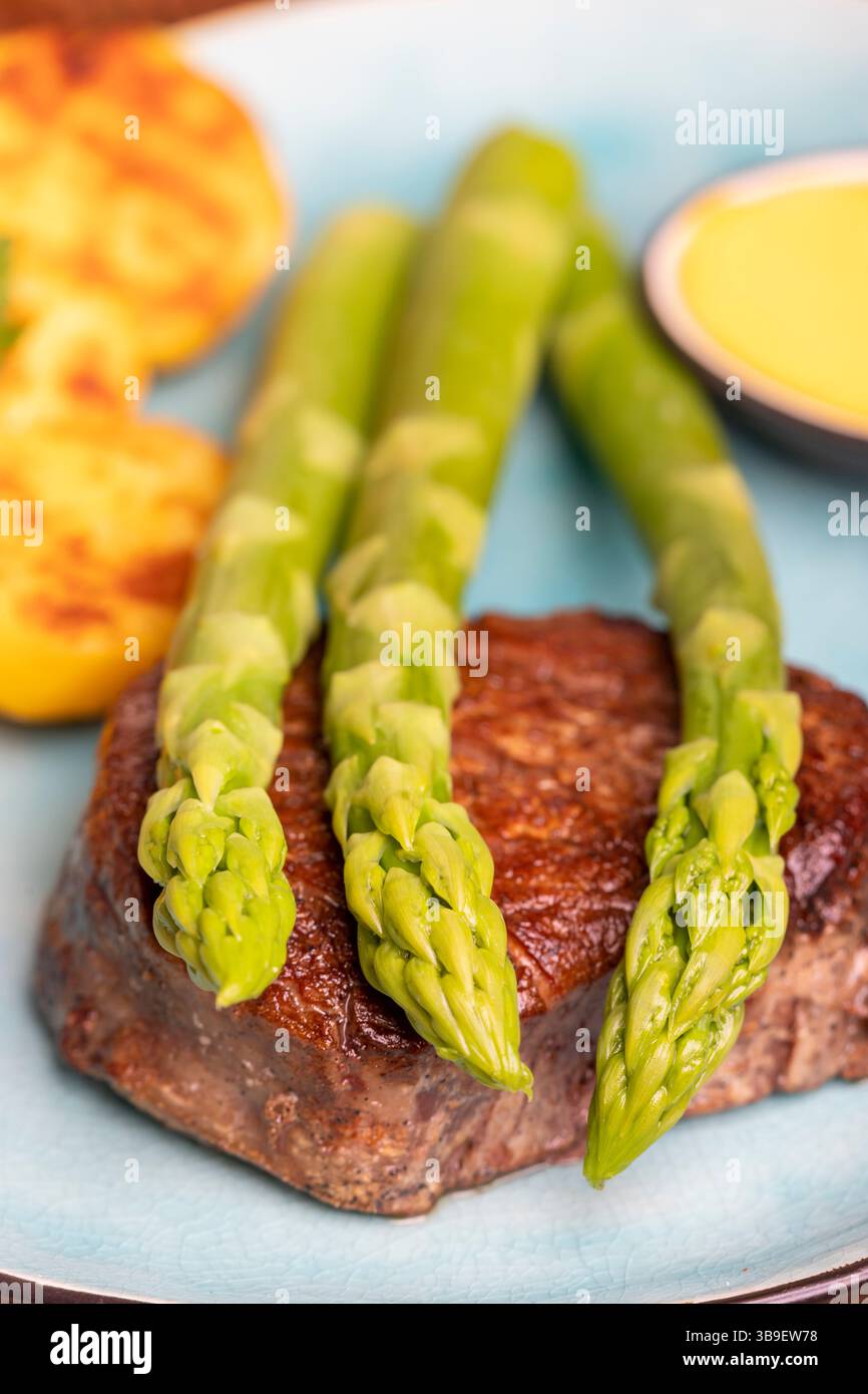 Spargel mit Kartoffeln und einem Steak Stockfoto
