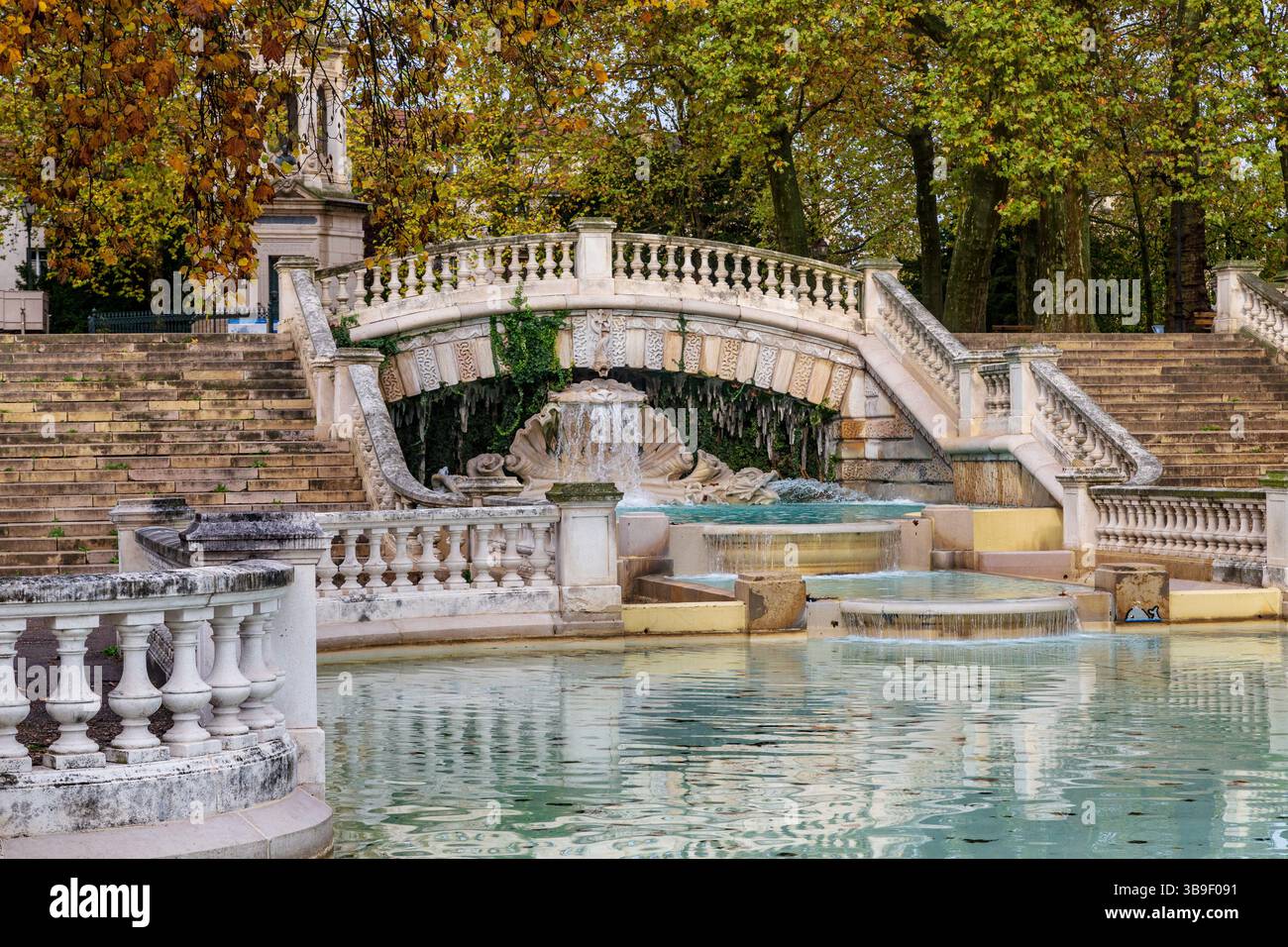 DIJON, FRANKREICH - 30. OKTOBER 2023: Das sind die Terrassen mit einem Teich und Brunnen im Darcy Park an einem Herbstmorgen. Stockfoto