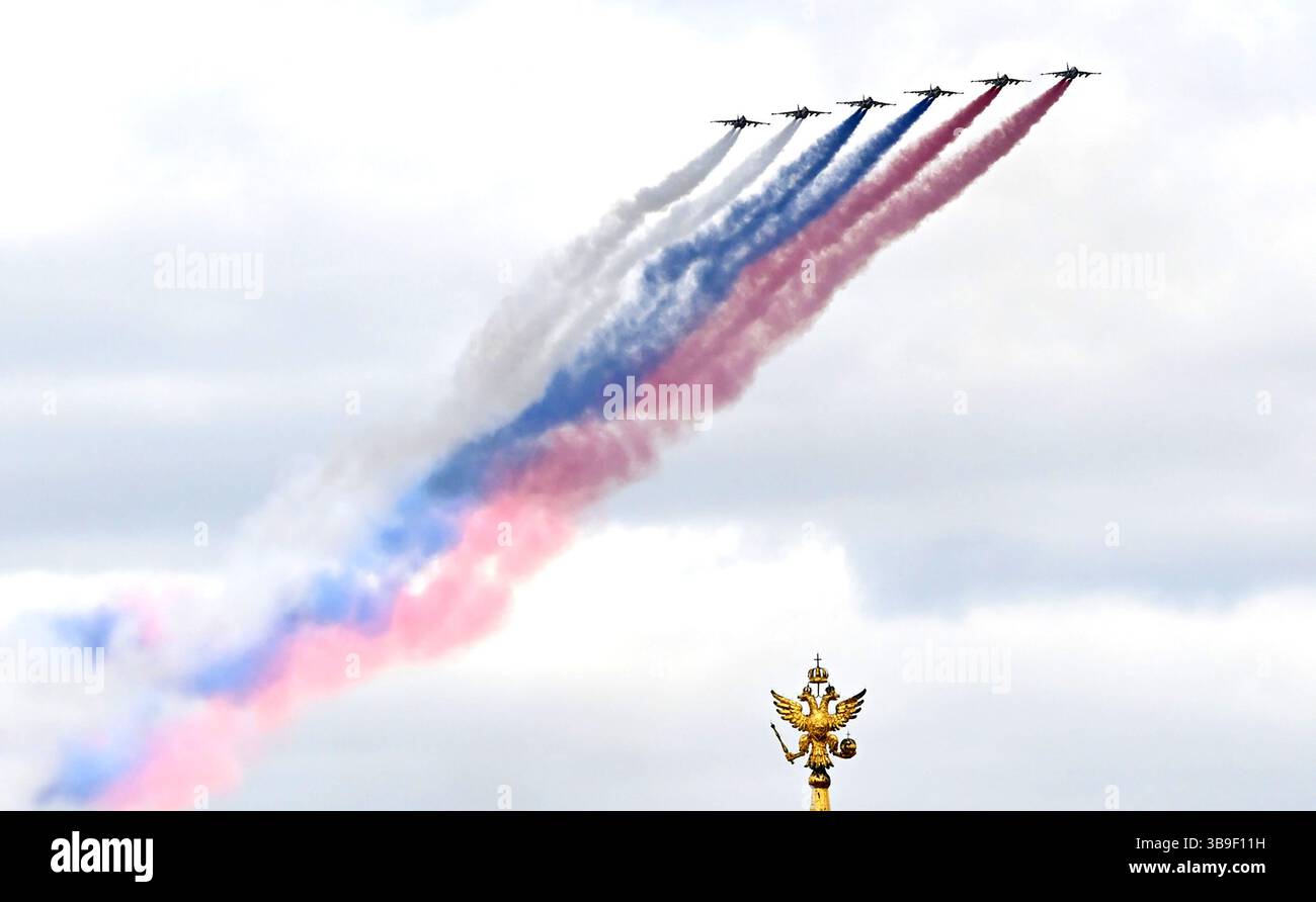 Moskau, Russland. Mai 2025. Die russische Luftwaffe fliegt während der Militärparade über dem Roten Platz und bildet die russische Staatsflagge mit farbigem Raum, die am Freitag, dem 9. Mai 2025, auf dem Roten Platz im Zentrum Moskaus stattfindet. Russland feiert den 80. Jahrestag des Sieges der Sowjetunion über Nazi-Deutschland im Zweiten Weltkrieg. Foto: Russisches Präsidentenamt/UPI Credit: UPI/Alamy Live News Stockfoto