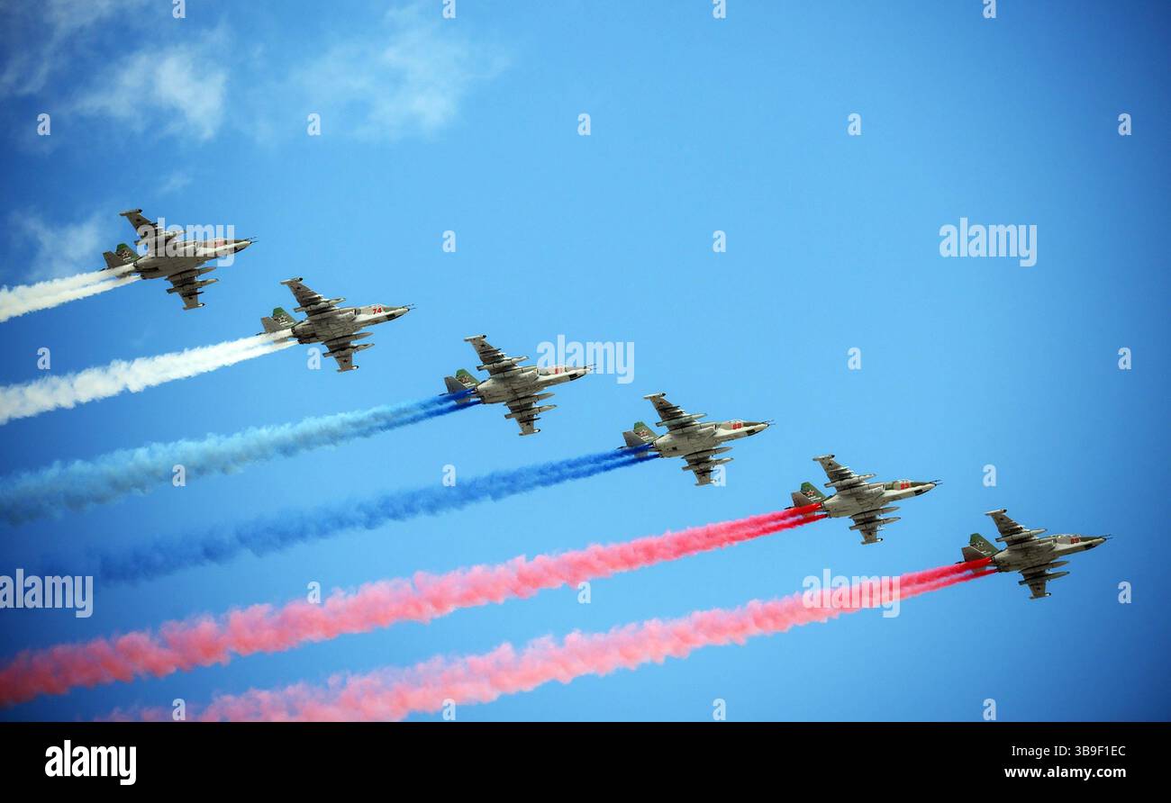 Moskau, Russland. Mai 2025. Die russische Luftwaffe fliegt während der Militärparade über dem Roten Platz und bildet die russische Staatsflagge mit farbigem Raum, die am Freitag, dem 9. Mai 2025, auf dem Roten Platz im Zentrum Moskaus stattfindet. Russland feiert den 80. Jahrestag des Sieges der Sowjetunion über Nazi-Deutschland im Zweiten Weltkrieg. Foto: Russisches Präsidentenamt/UPI Credit: UPI/Alamy Live News Stockfoto