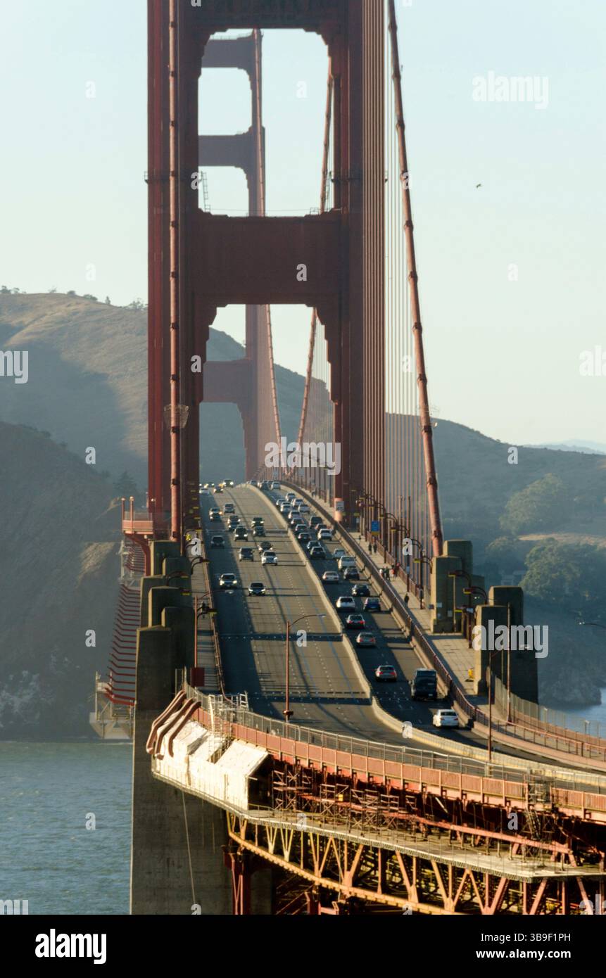 Der Verkehr fließt auf der Golden Gate Bridge Stockfoto