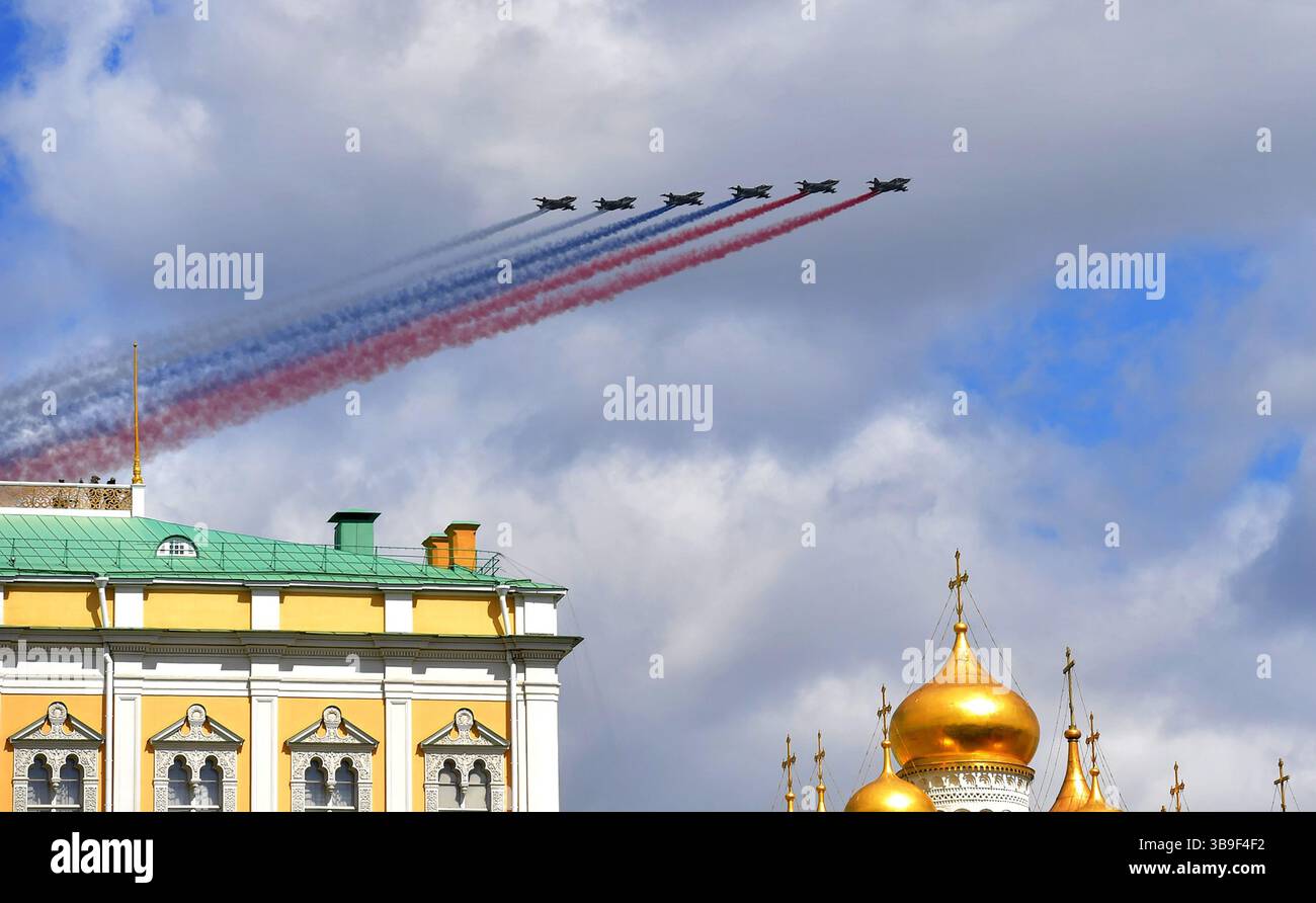 Moskau, Russland. Mai 2025. Die russische Luftwaffe fliegt während der Militärparade über dem Roten Platz und bildet die russische Staatsflagge mit farbigem Raum, die am Freitag, dem 9. Mai 2025, auf dem Roten Platz im Zentrum Moskaus stattfindet. Russland feiert den 80. Jahrestag des Sieges der Sowjetunion über Nazi-Deutschland im Zweiten Weltkrieg. Foto: Russisches Präsidentenamt/UPI Credit: UPI/Alamy Live News Stockfoto
