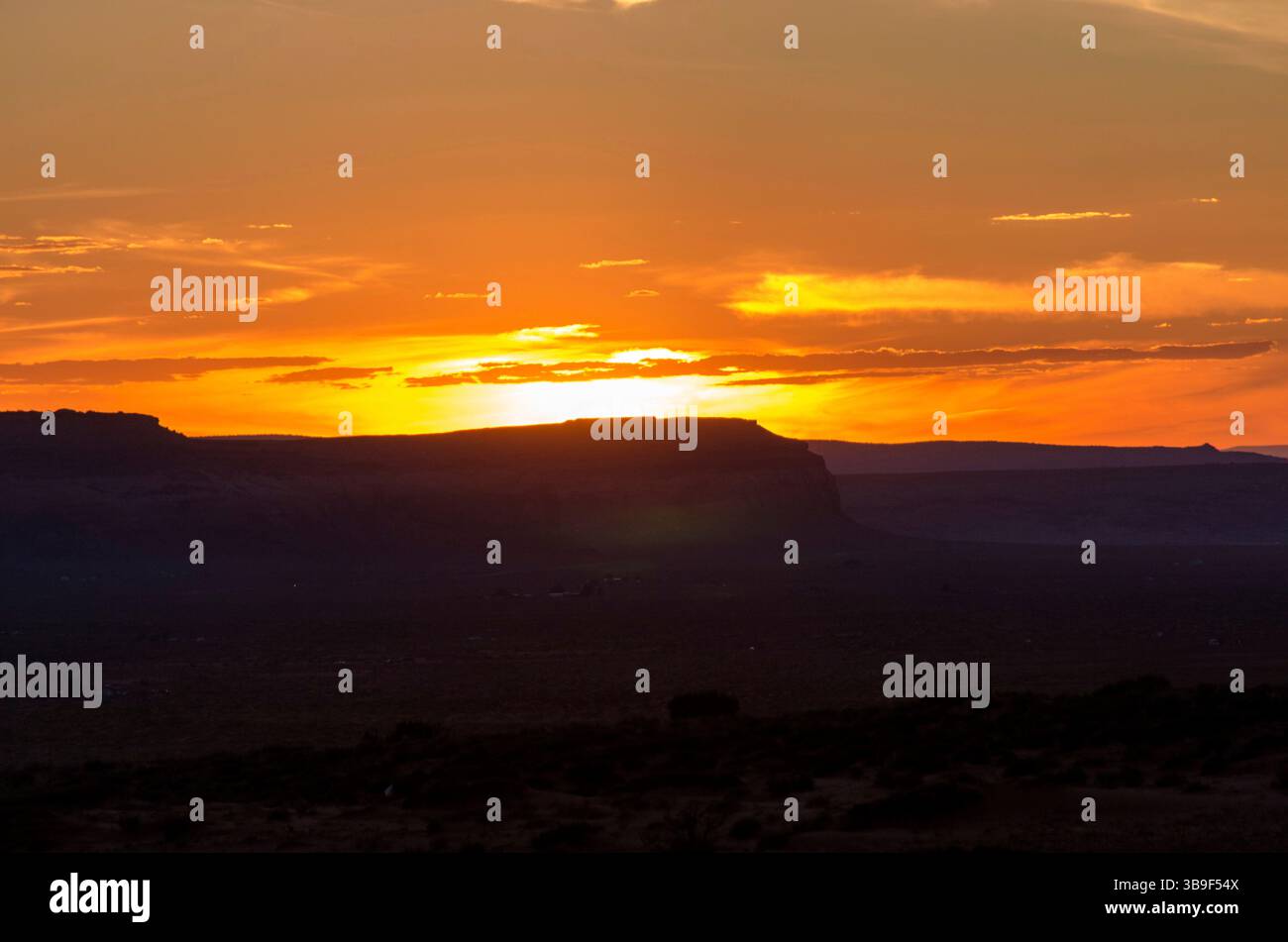 Farbenprächtiges Ende des Tages im National Monument Valley Stockfoto