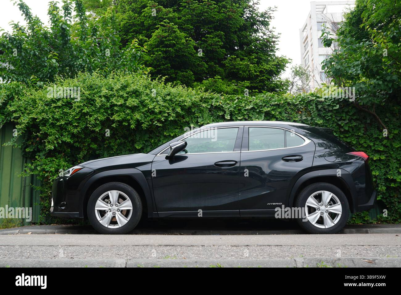 Bukarest, Rumänien – 9. Mai 2025: Nahaufnahme des schwarzen Hybridwagens Lexus UX250h vor dem Zaun Stockfoto