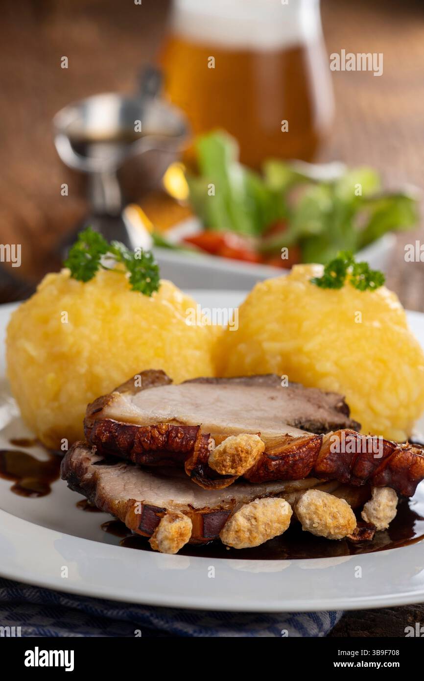 Bayerischer Schweinebraten mit Knödeln Stockfoto
