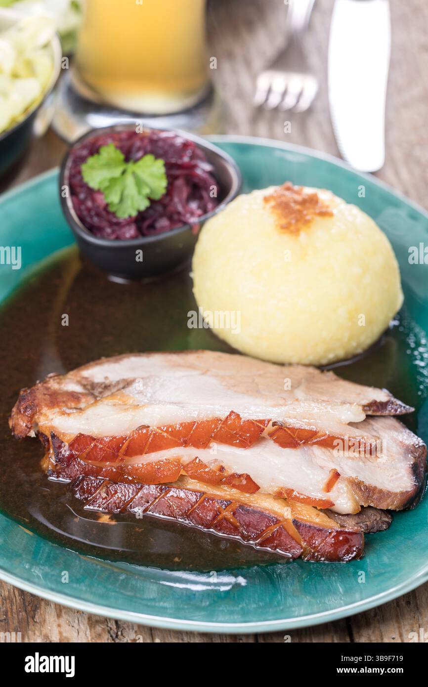 Bayerischer Schweinebraten mit Knödeln Stockfoto