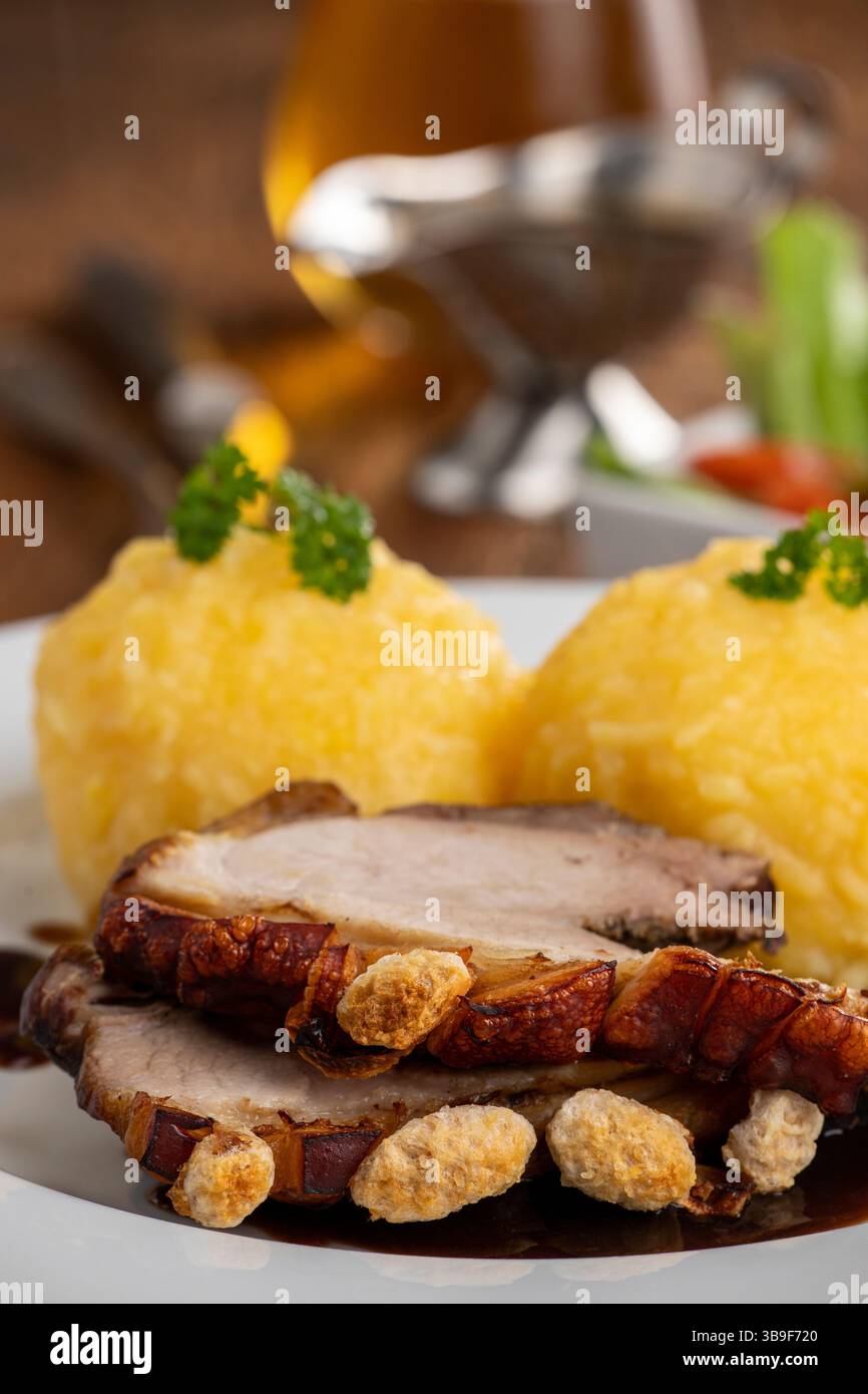 Bayerischer Schweinebraten mit Knödeln Stockfoto