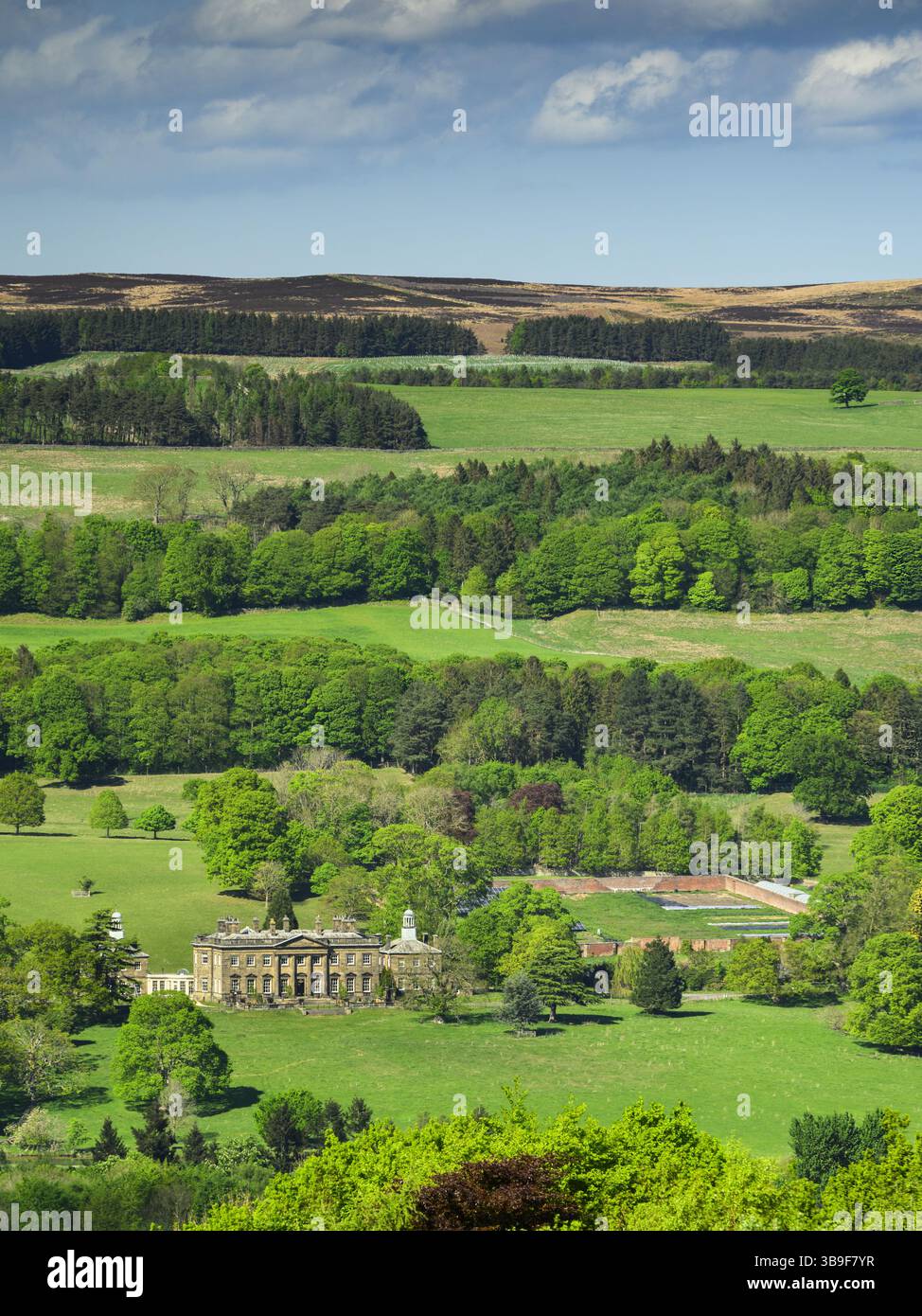 Äußere der historischen Denton Hall (imposantes georgianisches Herrenhaus, Veranstaltungsort für Hochzeiten, malerische Landschaft, Gärten, hohe Aussicht) - North Yorkshire, England, Großbritannien. Stockfoto