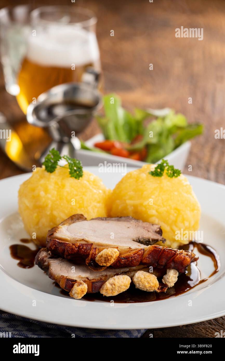 Bayerischer Schweinebraten mit Knödeln Stockfoto