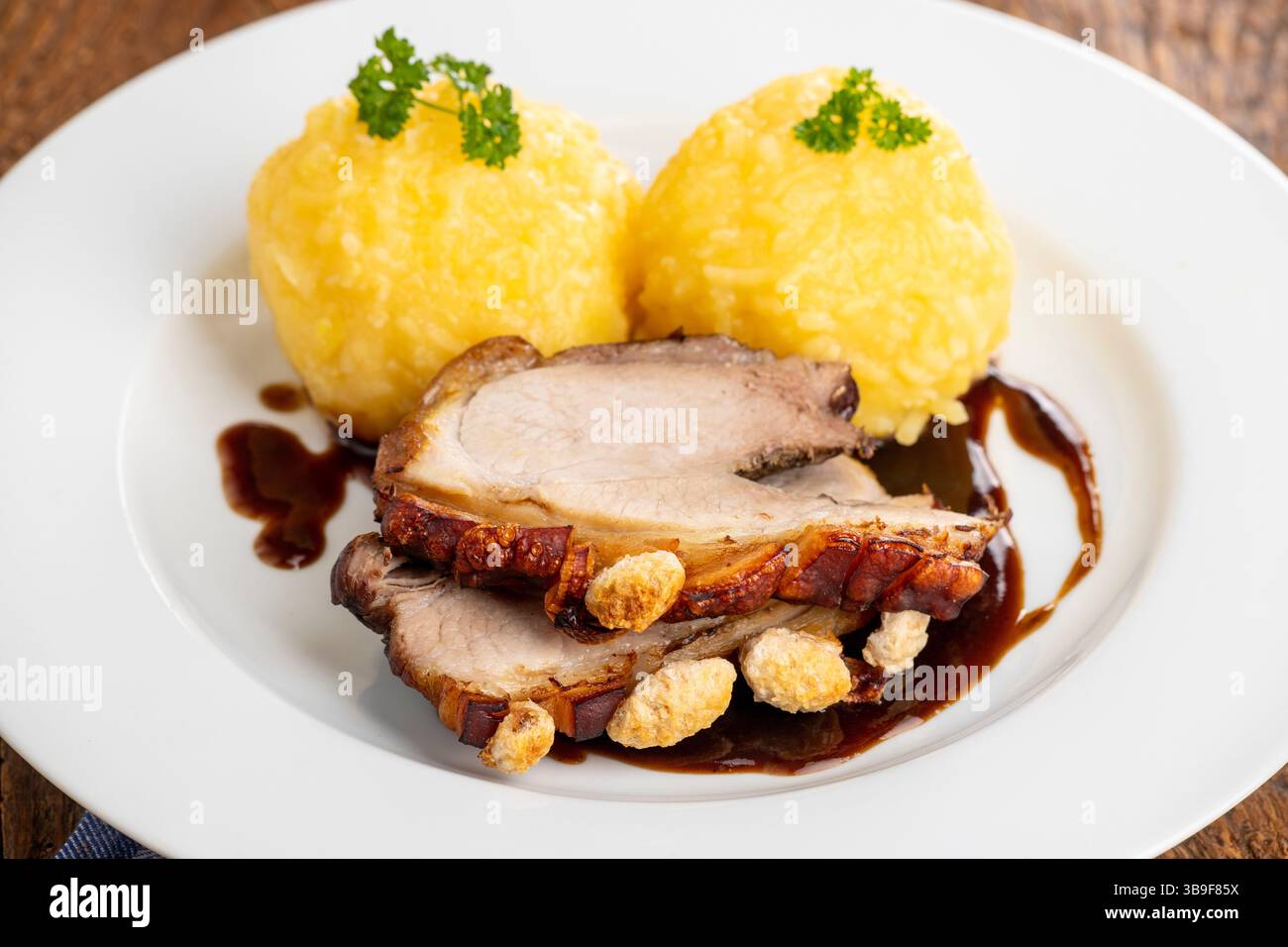 Bayerischer Schweinebraten mit Knödeln Stockfoto