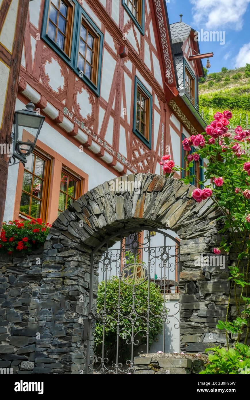 Historische Fachwerkfassaden und Tor in Bacharach Stockfoto