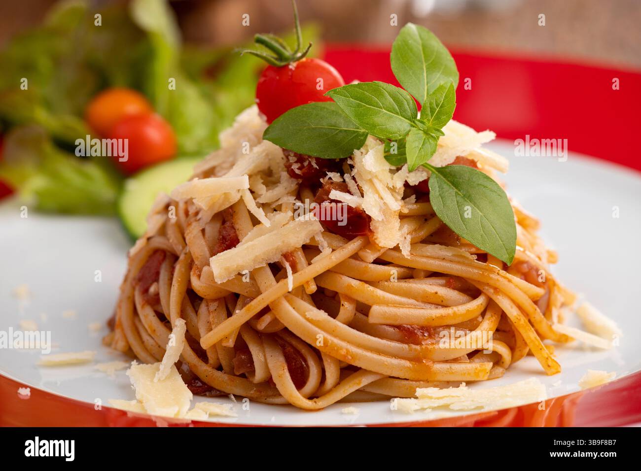 Italienische Spaghetti mit Tomatensauce Stockfoto
