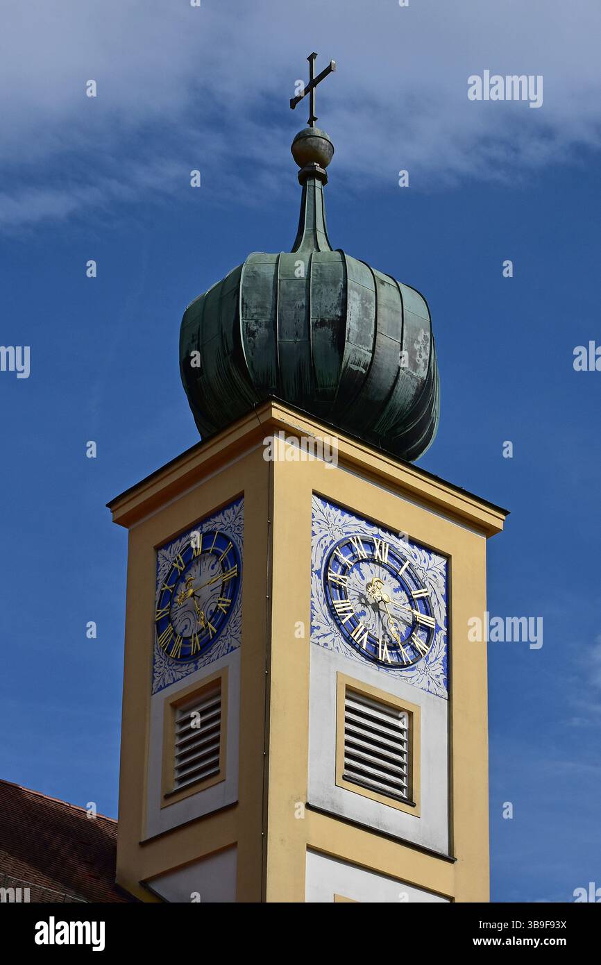 Turmkuppel und Turmuhr des Vinzentinums in Freising, Oberbayern Stockfoto