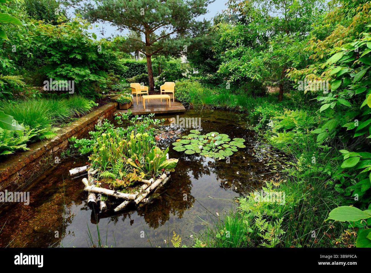 Wassergarten mit Gartenteich und Sitzecke im Park der Gärten in Bad Zwischenahn-Rostrup Stockfoto